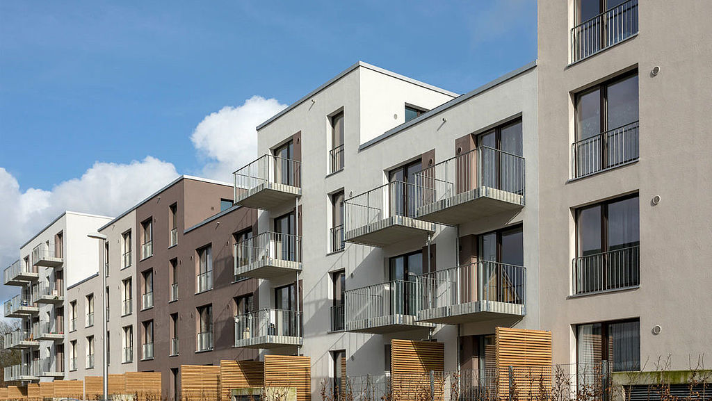 Modernes Mehrfamilienwohnhauskomplex mit Balkonen