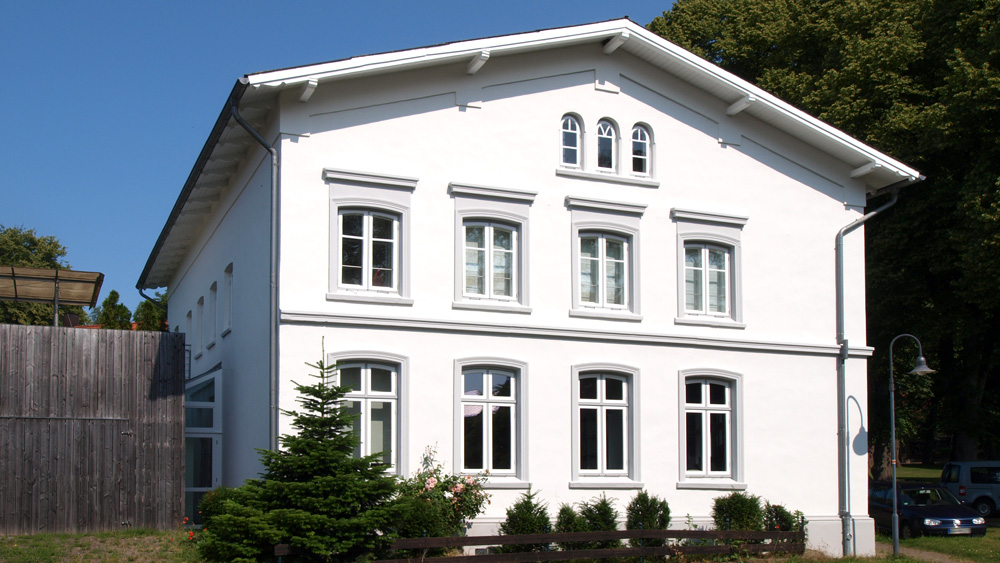 Zweistöckiges, weiß gestrichenes Gründerzeithaus