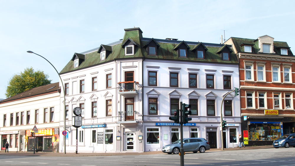 Fassadensaniertes, weiß gestrichenes Gründerzeithaus